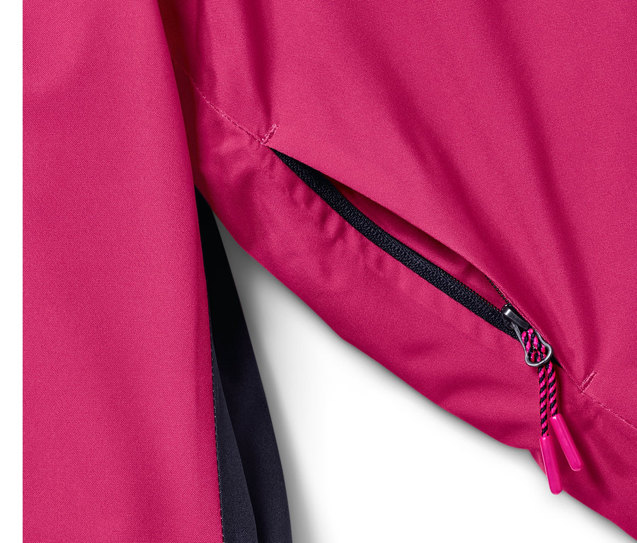 Detail lyžiarskej bundy s vreckom na zips.