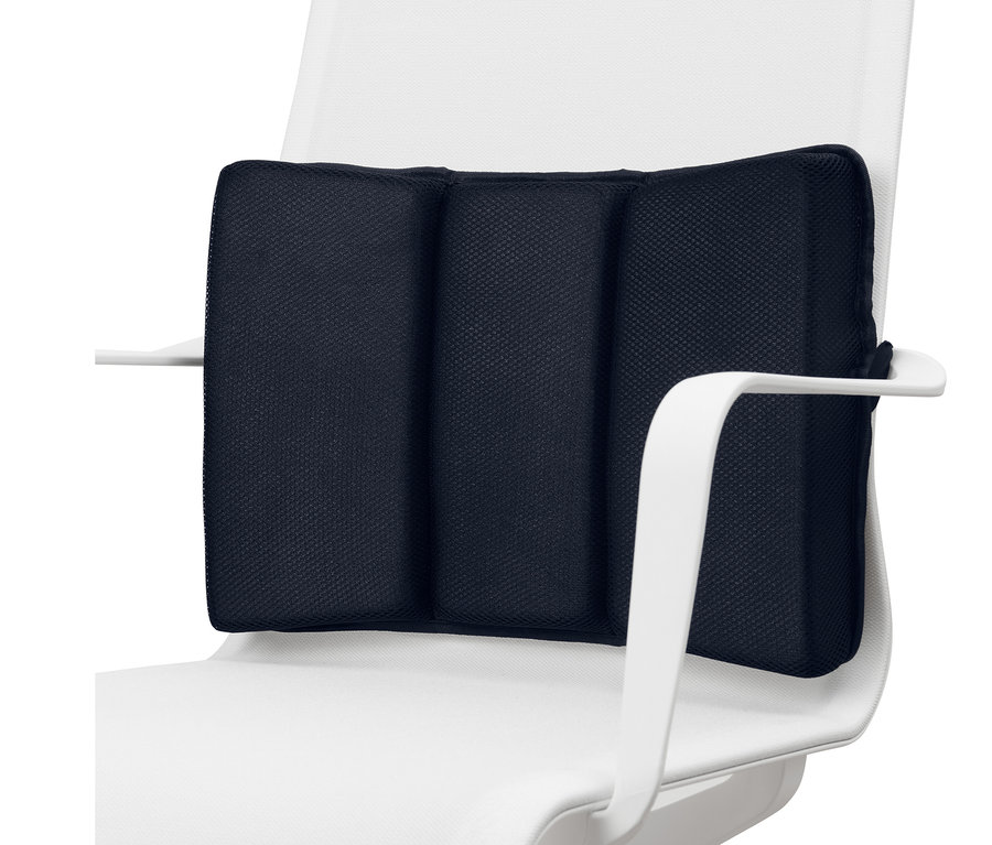 Vankúš z pamäťovej peny pod bedrá na bielej stoličke.