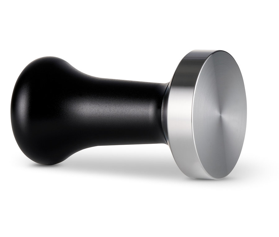 Čierny tamper leží na boku.