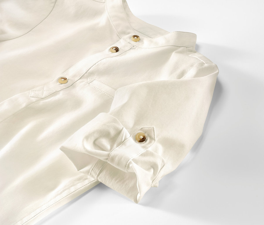 Detail detskej oxfordskej košele s gombíkmi.