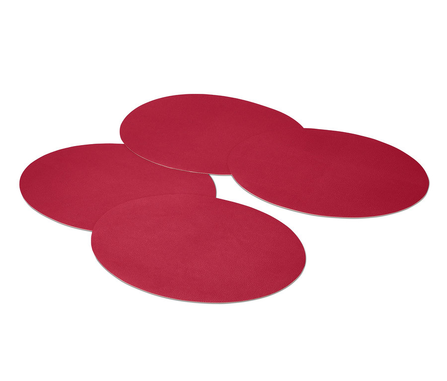 Štyri červené obojstranné prestieradlá ležia na sebe.