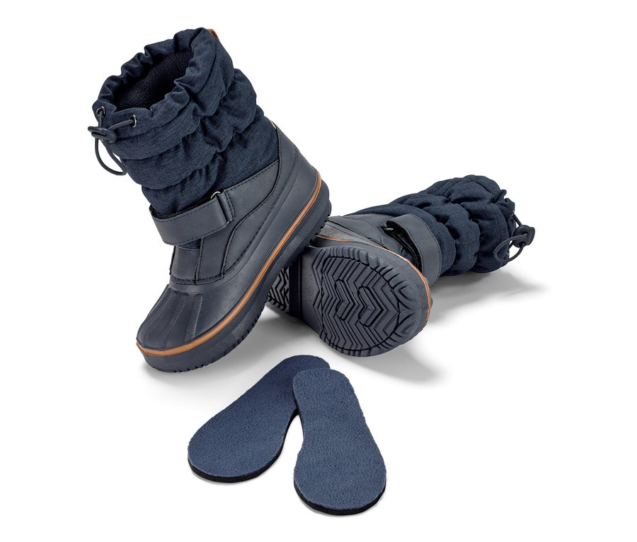 Dvoje detské topánky do každého počasia a dvoje vložky do topánok na bielom pozadí.