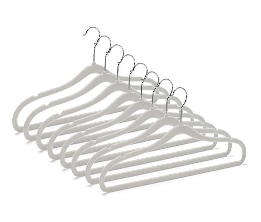 Osem extra úzkych vešiakov na šaty v sivej farbe s kovovými háčikmi.