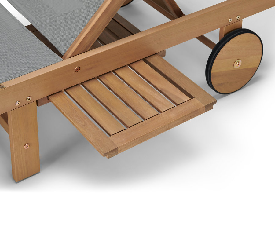 Detail dreveného ležadla Lenja s vyťahovacím stolíkom.