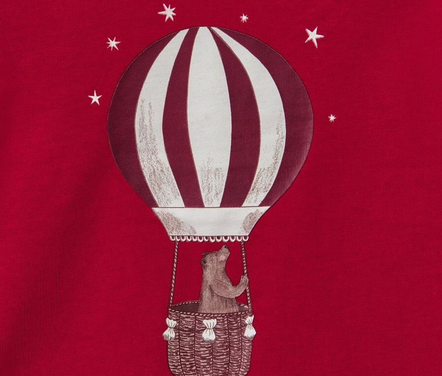 Obrázok červeného detského pyžama »Ballon«, glow in the dark s medveďom v teplovzdušnom balóne.