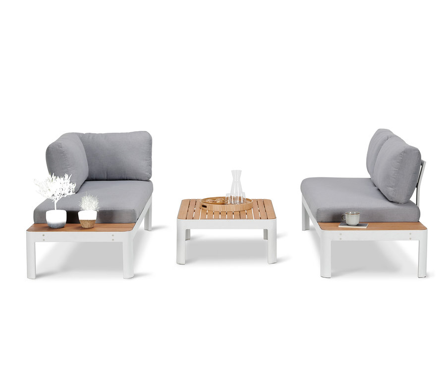 Rohová sedacia súprava a konferenčný stolík s nastaviteľnou výškou a dekoráciami.