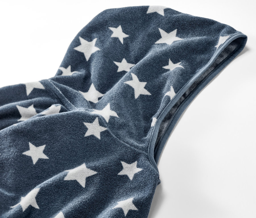 Detail detského froté ponča s kapucňou a hviezdami.