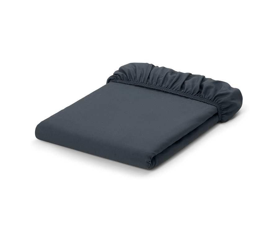 Zložená napínacia posteľná plachta z mikrovlákna v sivej farbe.