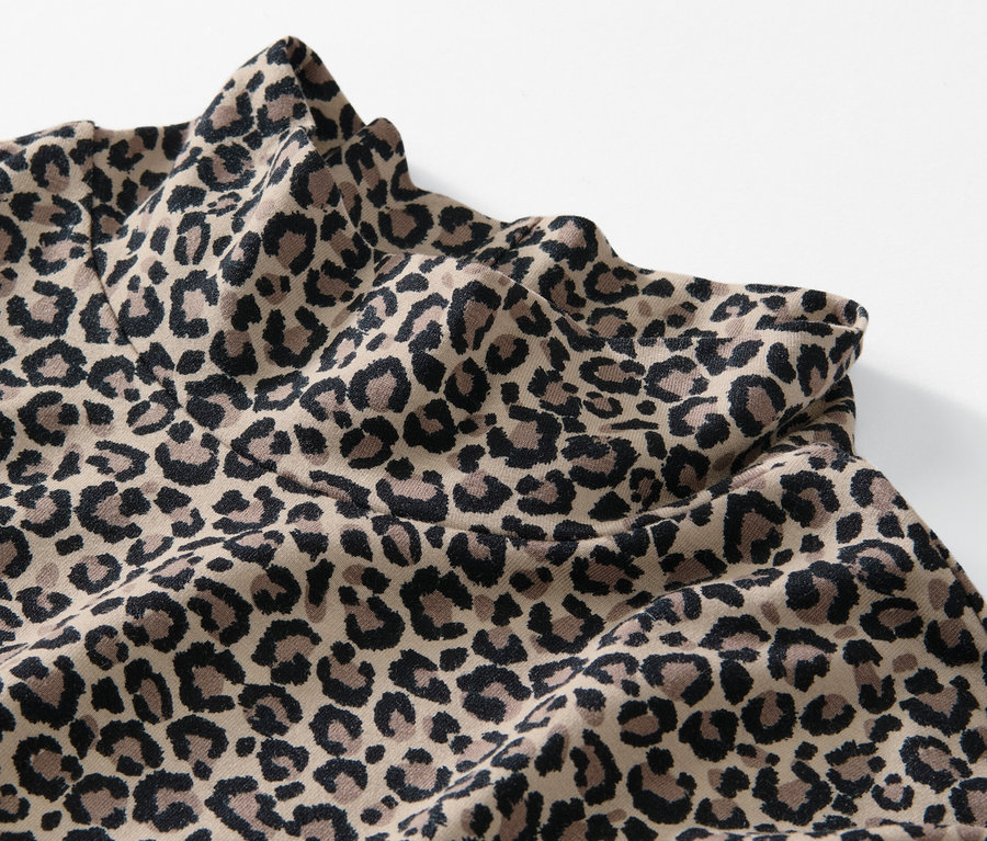 Detail potlačeného blúzkového trička so stojačikom s leopardím vzorom.