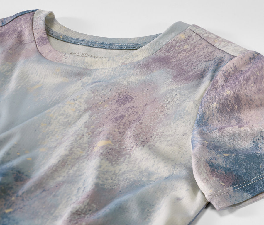 Detail detského športového trička, 2 ks, s abstraktným farebným vzorom.