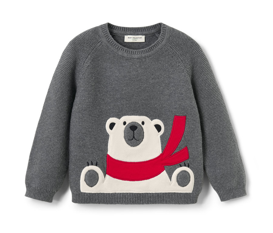 Sivý detský pletený pulóver s aplikáciou ľadového medveďa s červeným šálom.