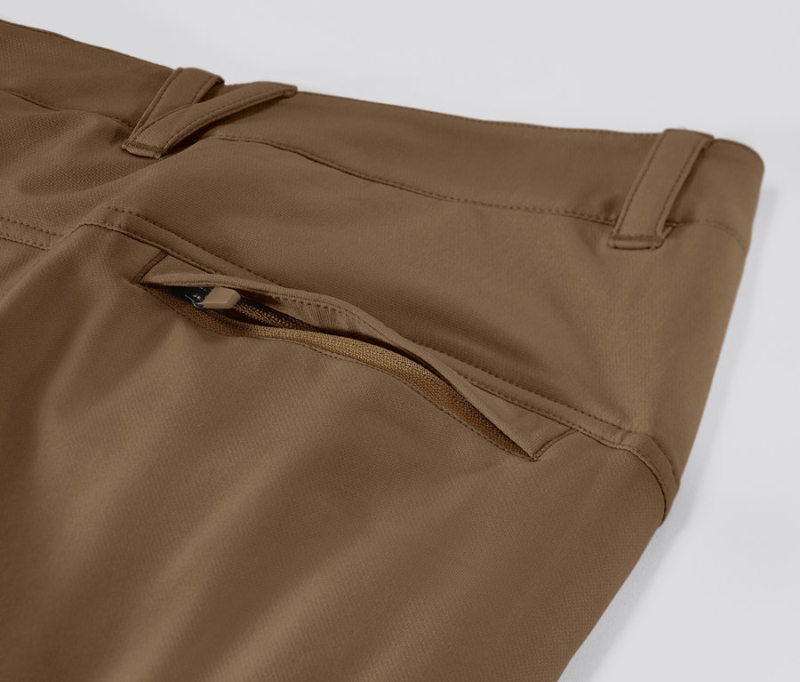 Detail béžových softshellových cargo nohavíc.