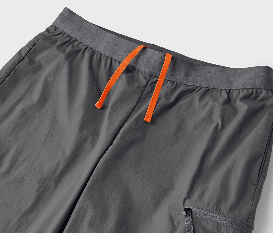 Detail sivých ľahkých funkčných nohavíc so šnúrkou v páse.