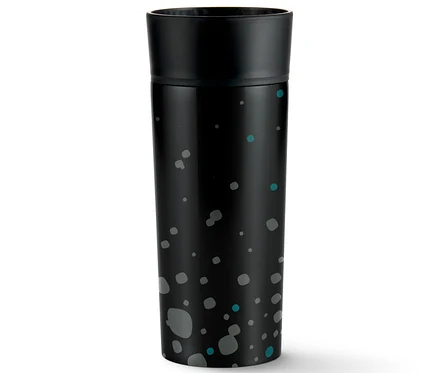 Čierny hrnček na kávu To Go, Hybrid Black, s farebnými bodkami na bielom pozadí.
