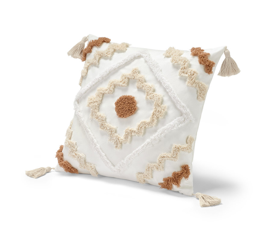 Biely dekoračný vankúš cca 50 x 50 cm s geometrickým vzorom a strapcami v rohoch.