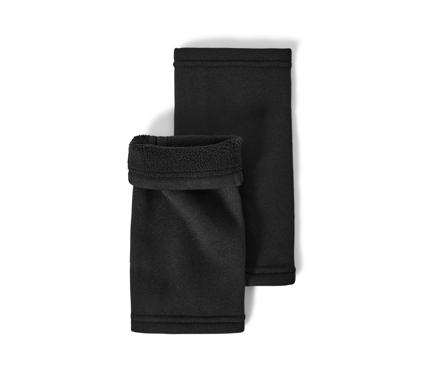 Dva čierne návleky na ruky.