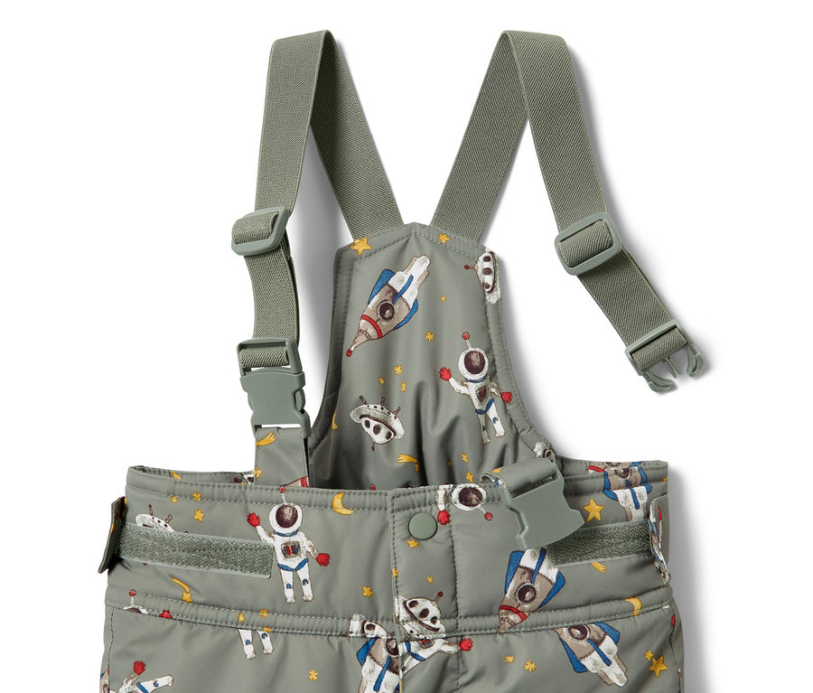 Detail detskej zimnej súpravy s potlačou kozmonautov, rakiet a hviezd.