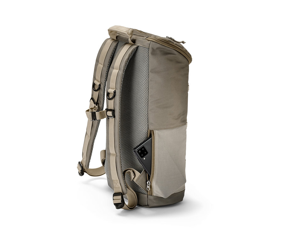 Detail outdoorového ruksaku s telefónom v bočnom vrecku.