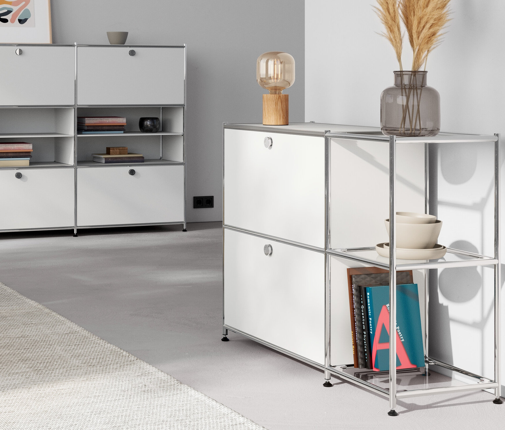 Obývacia izba so stolovou lampou z dreva na kovovej komode »CN3« so 4 výklopnými priečinkami, biela. Žltý kovový nočný stolík »CN3« s výklopným priečinkom.