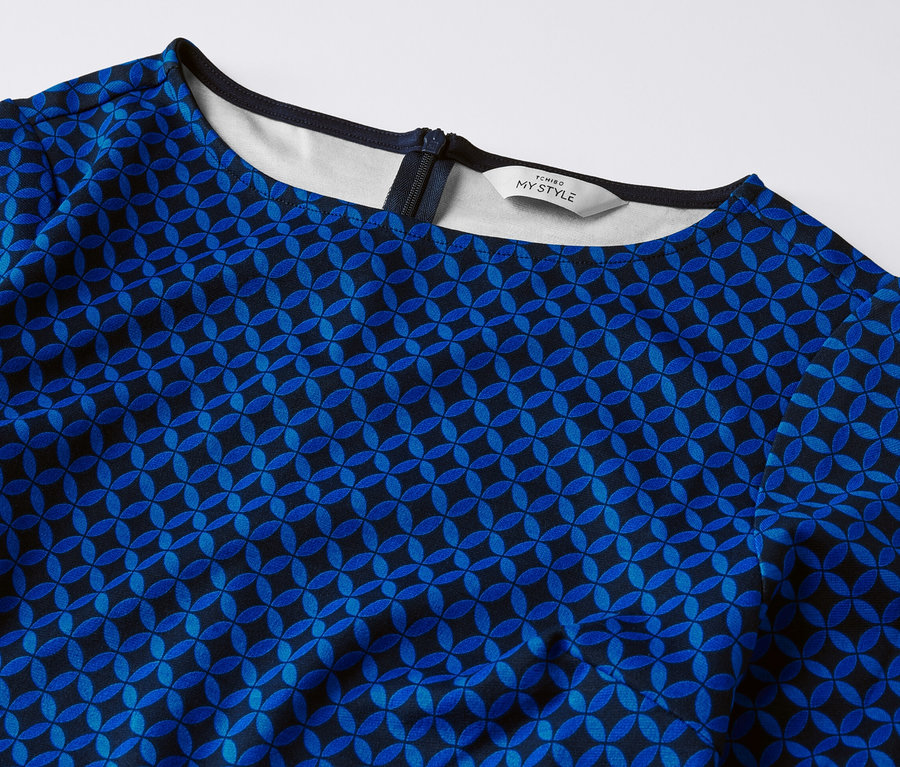 Detail džersejových šiat s potlačou.