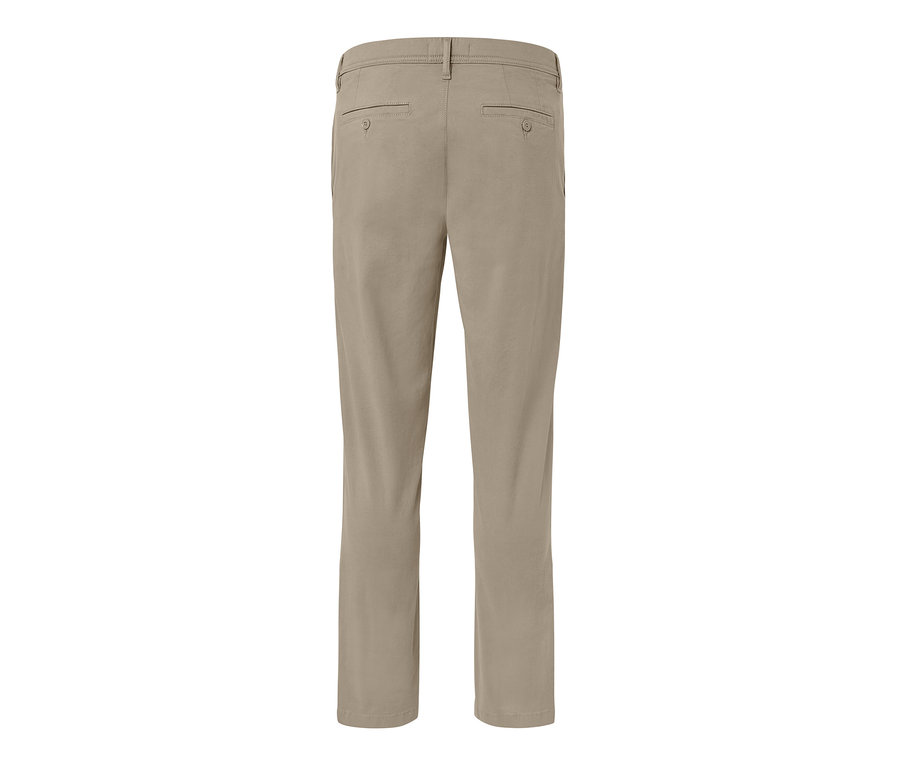 Detail zadnej strany béžových chino nohavíc.