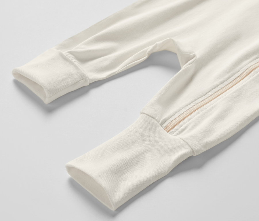 Detail bieleho detského pyžamy Pyžamá pre bábätká, 3 ks, rytier, s prúžkami na nohavici.