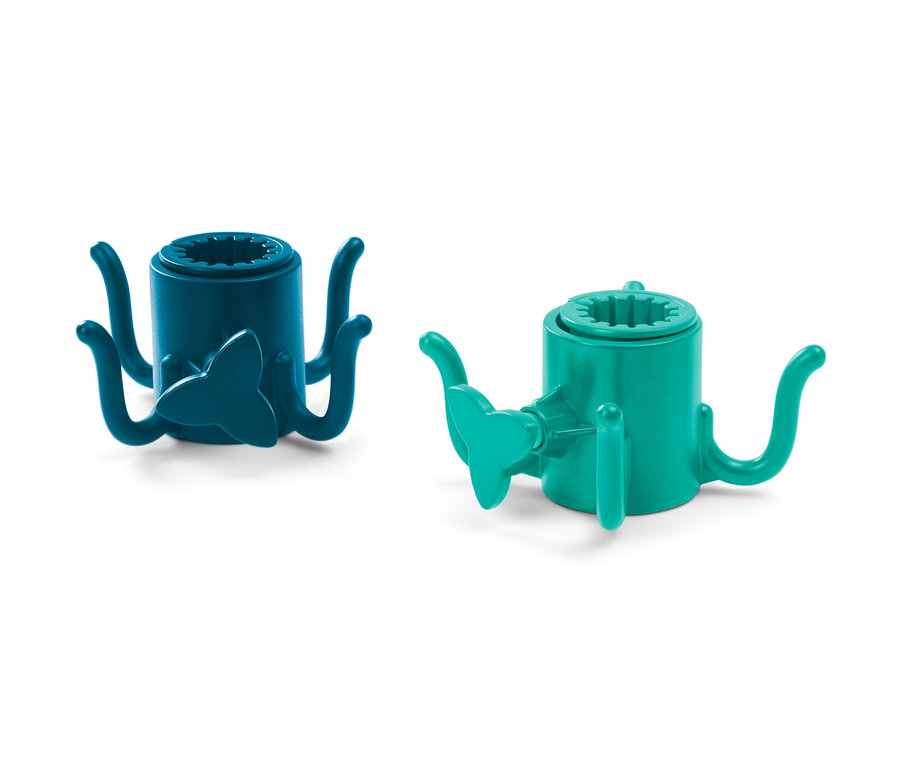 Dva háčiky na slnečník, jeden modrý a jeden zelený, ležia na bielom pozadí.