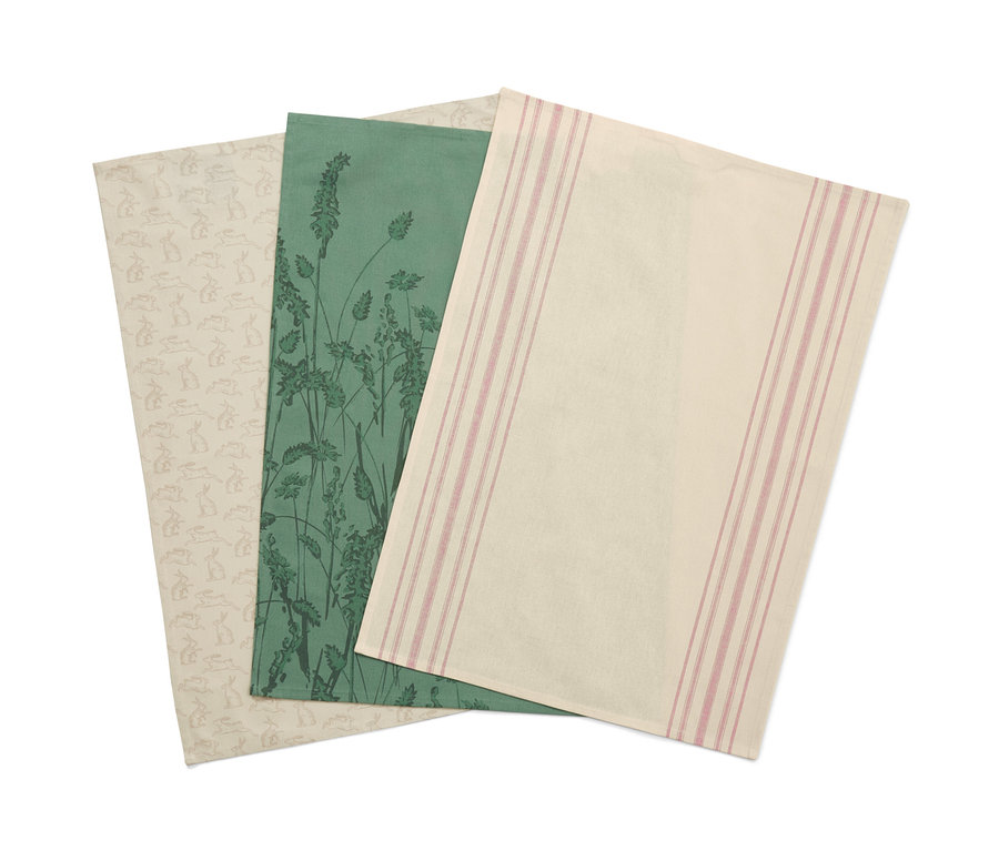 Tri utierky na riad: jedna s potlačou králikov, jedna so zelenou potlačou trávy a jedna s ružovými pruhmi.