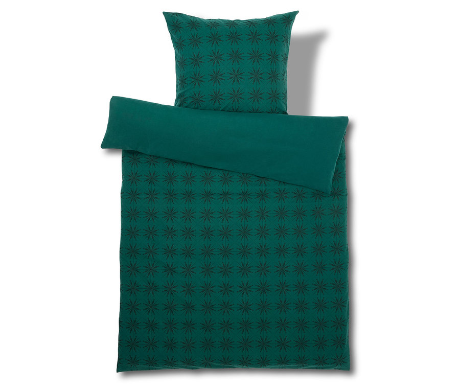 Pohľad zhora na súpravu flanelových obliečok Biber-Bettwäsche vo veľkostiach Übergröße, Normalgröße a Doppelgröße v zelenej farbe so vzorom.