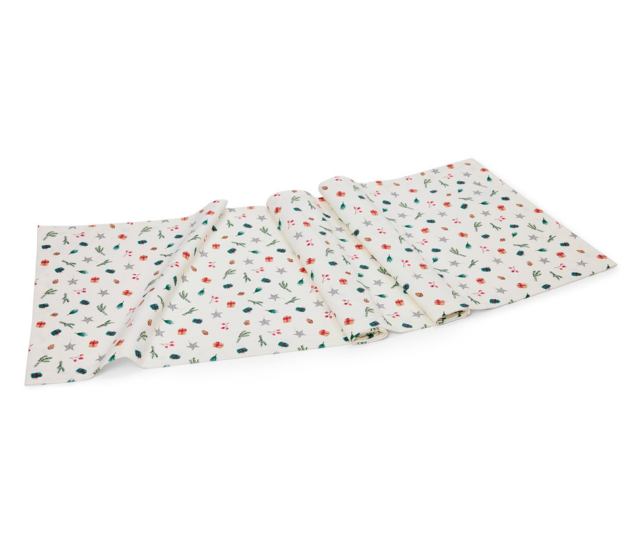 Biely obrus so vzorom hviezd, darčekov a vetvičiek.