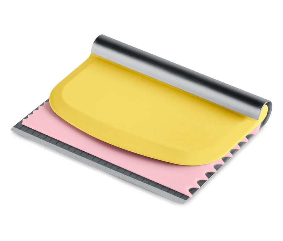 Žltá stierka s ružovým vrúbkovaným okrajom a striebornou rukoväťou.