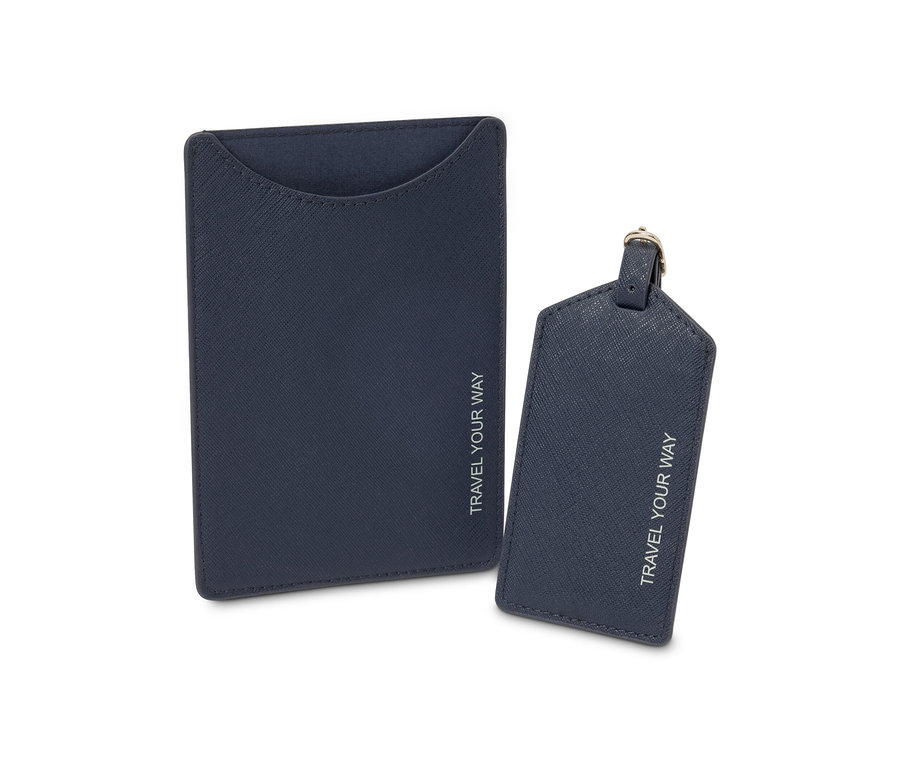 Modré puzdro na pas a prívesok na kufor s nápisom TRAVEL YOUR WAY.