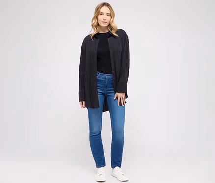 Žena pózuje v slim fit džínsoch Angels »Cici« modrej farby, čiernom tričku a blúzke.
