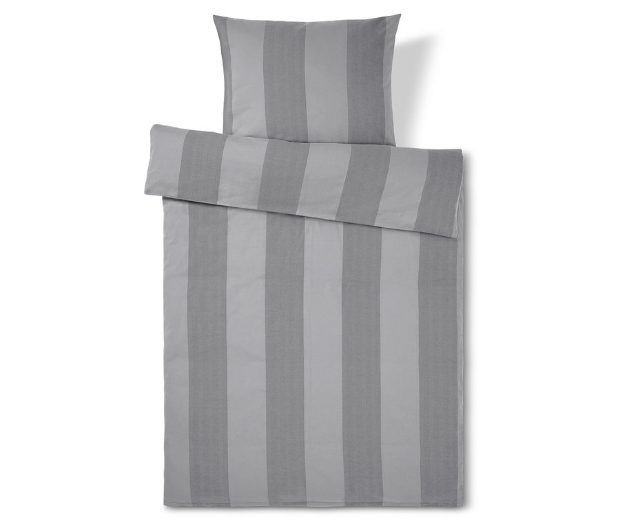 Pruhované obliečky v šedej farbe s vankúšom hore.