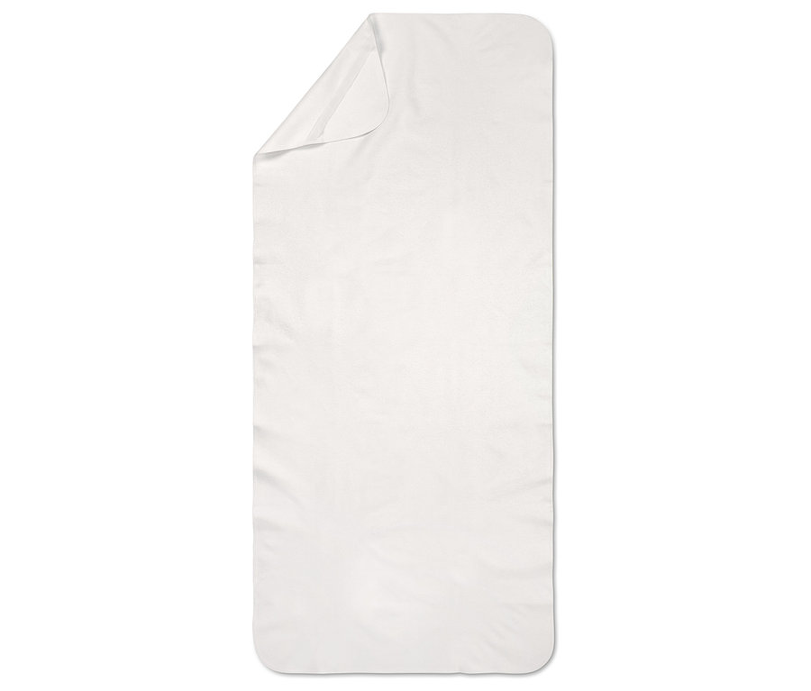 Biely, pozdĺžny uterák leží na rovnom povrchu.