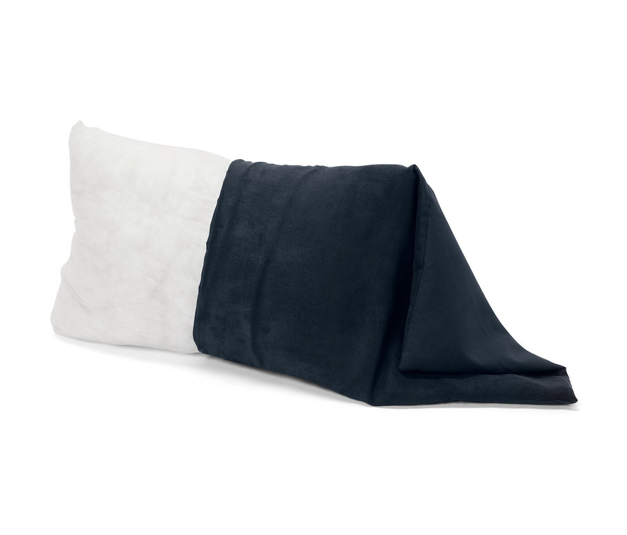 Biely kempingový vankúš zrolovaný do tmavomodrej deky.