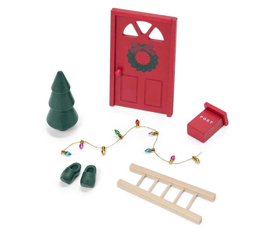 Červené dvere s vencom, zelený strom, červená poštová schránka, svetielka a rebrík na bielom pozadí.