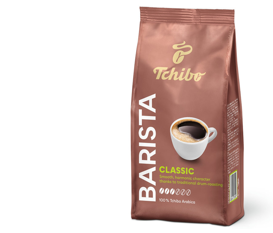 Balenie mletej kávy Tchibo Barista Classic s šálkou kávy.