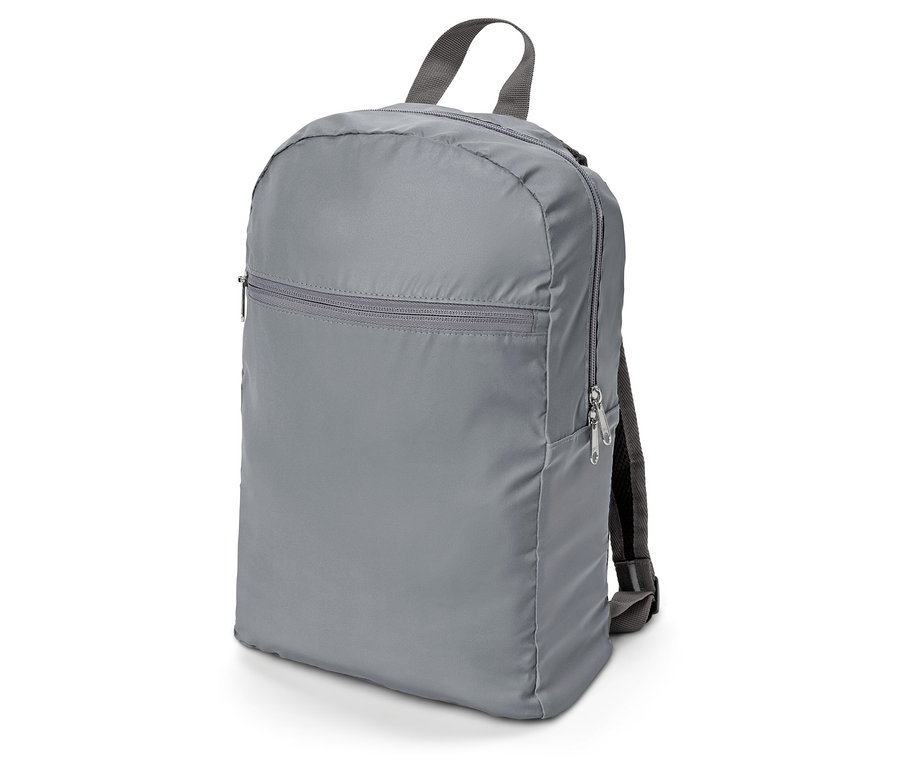 Sivý batoh so striebornými zipsami a sivými popruhmi.