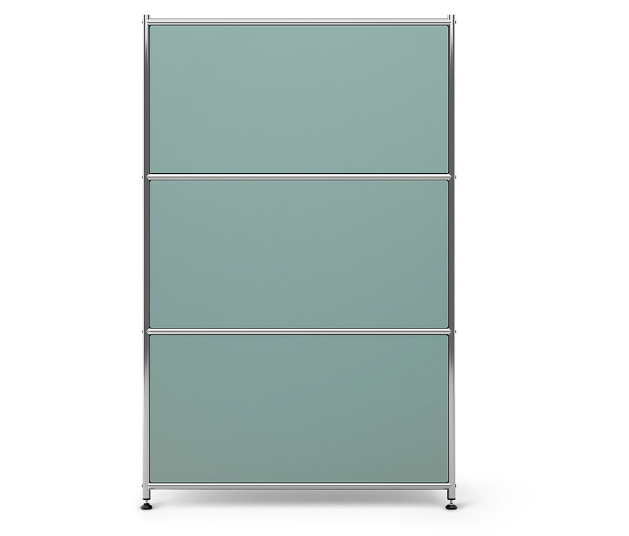 Trojposchodový regál s kovovým rámom a zelenými výplňami.