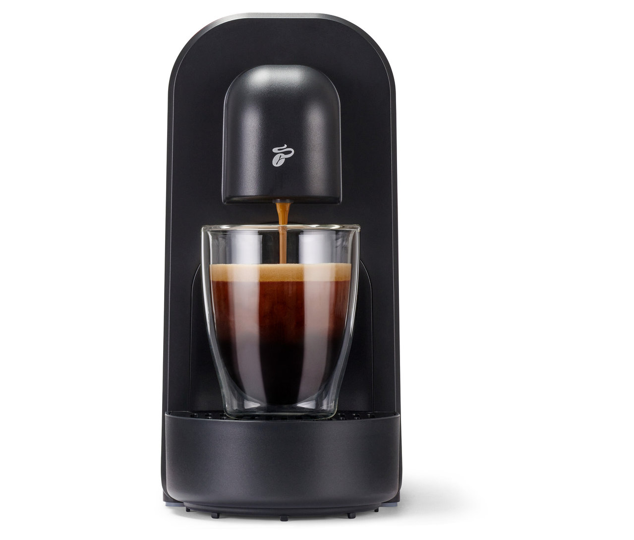 Čierny kávovar Cafissimo now red plní šálku kávou.