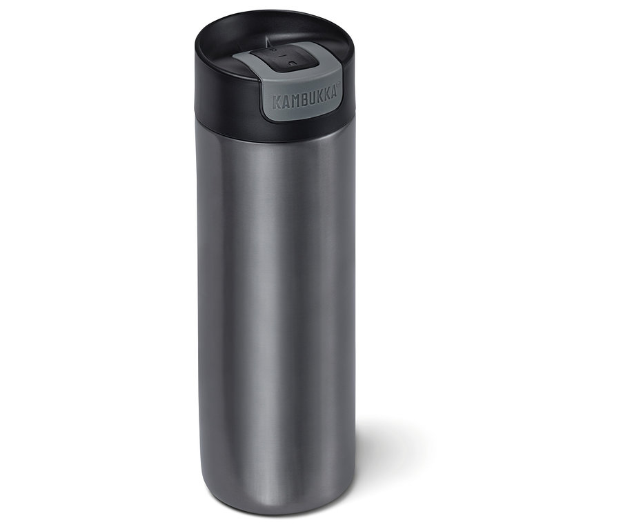 Sivý cestovný hrnček Kambukka To Go s objemom 500 ml.