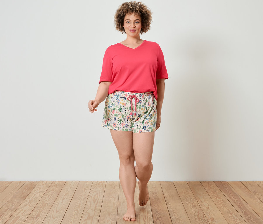 Žena kráča a má na sebe krátku pyžamovú súpravu.