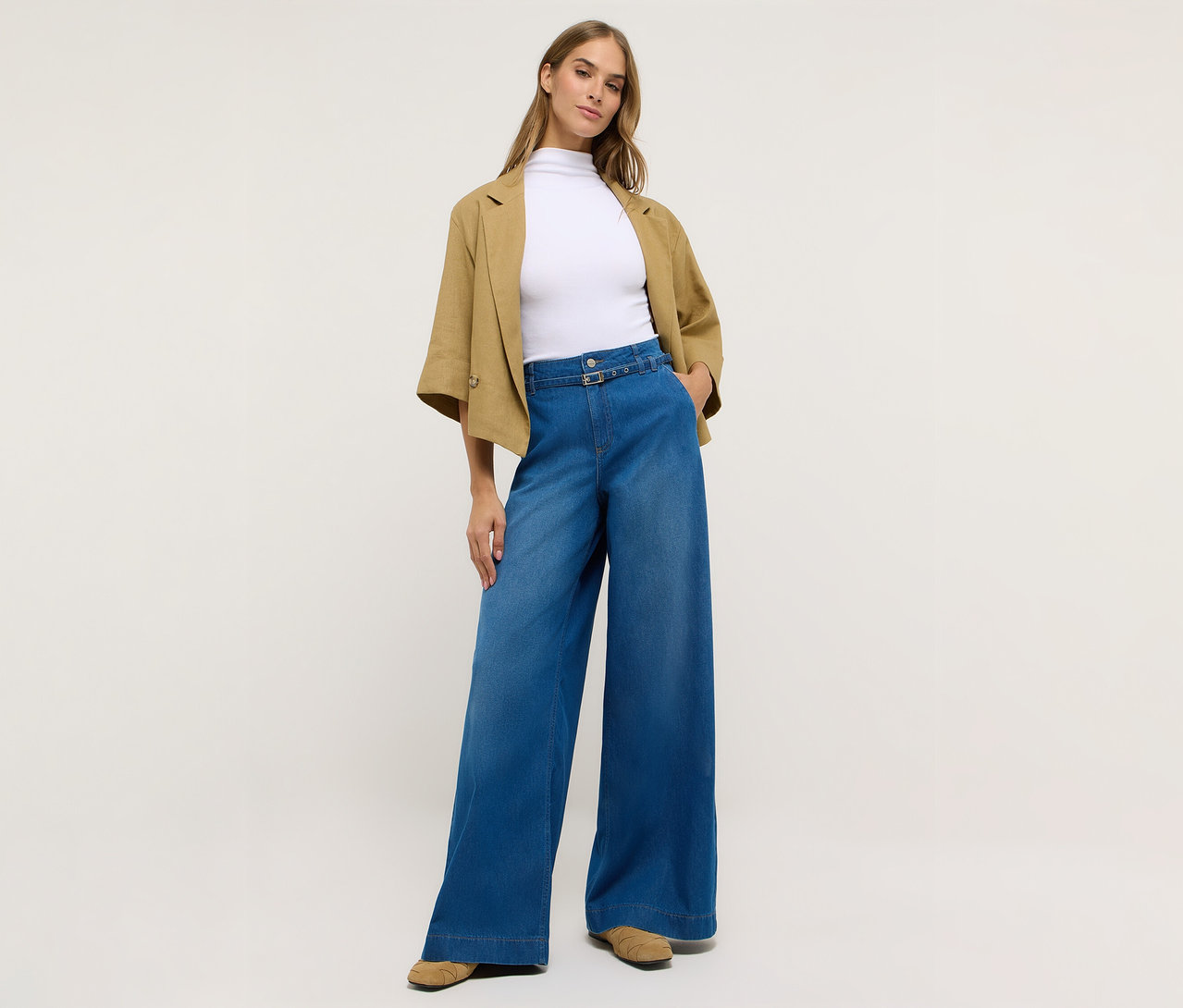 Žena v džínsoch Angels Denim »Liva« Sleek Wide Leg, bielom tope a saku.