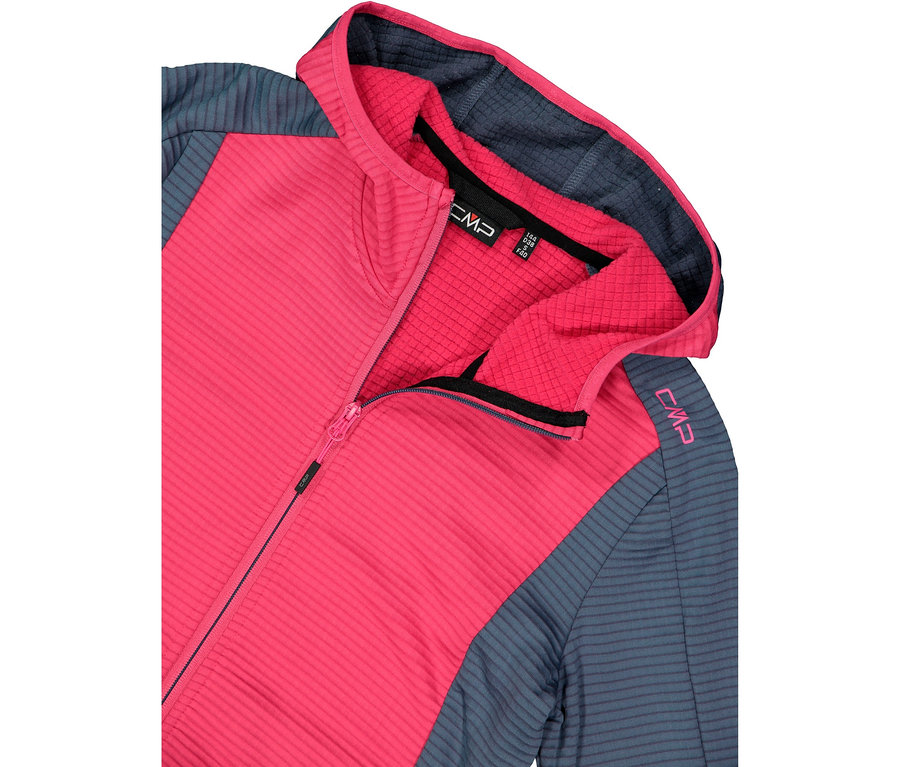 Detail ružovej fleecovej bundy CMP s kapucňou a modro-šedými rukávmi.