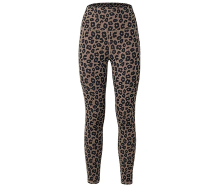 Hnedé legíny s čiernym leopardím vzorom, fotené spredu.