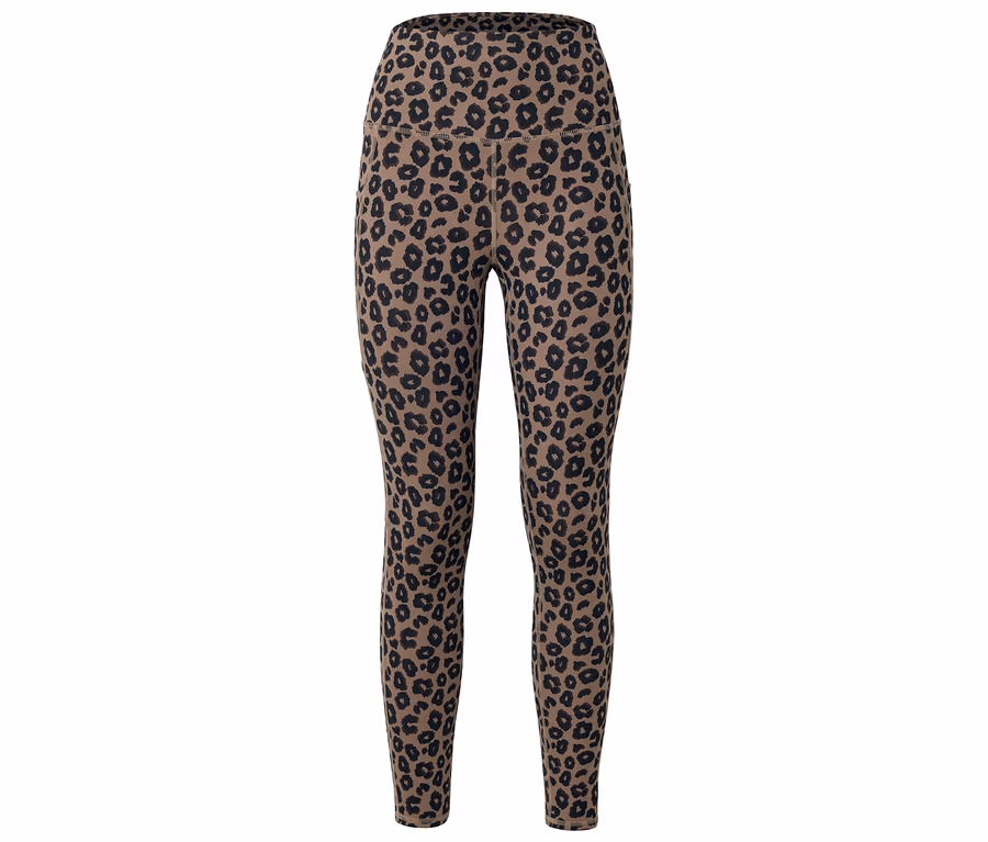 Hnedé legíny s čiernym leopardím vzorom, fotené spredu.