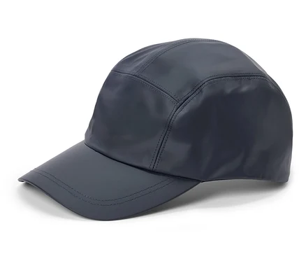 Tmavo modrá šiltovka leží na bielom pozadí.