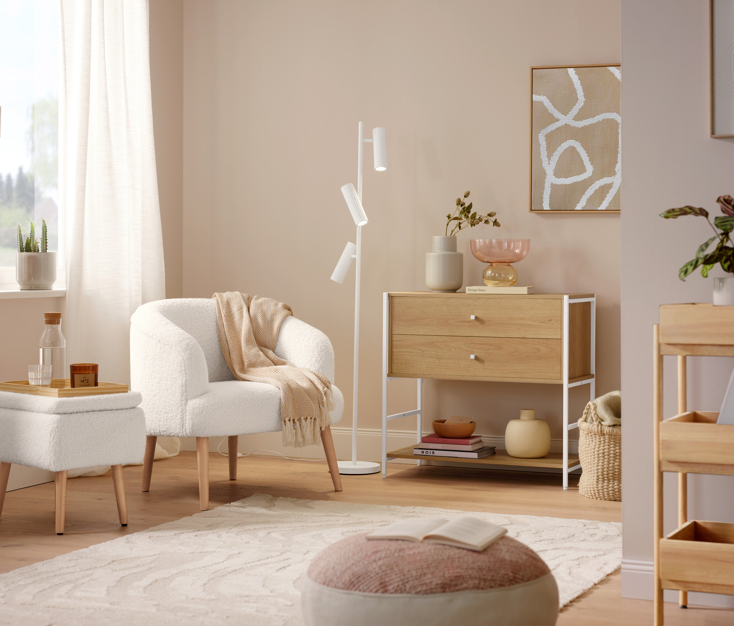 Kreslo z buklé s drevenými nožičkami stojí vedľa lampy Trio »Soka«. Na podlahe leží sivý koberec »Cosmo «Waves.