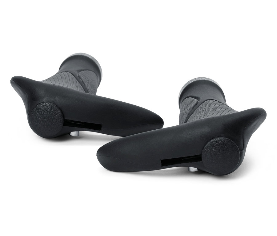 Dve čierne rukoväte na bicykel ležia na bielom pozadí.